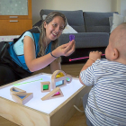 Laura juega con el pequeño Manuel, de nueve meses, alumno de su proyecto ‘La casa del colibrí’, en Santovenia de Pisuerga.-MIGUEL ÁNGEL SANTOS (PHOTOGENIC)