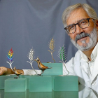El joyero Kiko Contreras posa con los diferentes premios que diseña para la Seminci.-J.M. LOSTAU