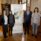 Valladolid recibe el sello que la reconoce como 'Ciudad de Comercio Justo'. De izquierda a derecha; Rafaela Romero; Tamara Cabezas; Óscar Puente y Marta Mangrané.-ICAL