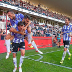 Eufórica celebración del 0-1 con el autor del gol, Juan Villar, que carga sobre su espalda con Moyano y Jordán; a la derecha, Míchel.-ARABA PRESS
