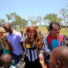 Un niño de Orono saluda a Virginia Urdiales durante una de sus visitas a Kenia.-E.M.