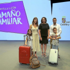 La consejera de Cultura yTurismo, Josefa García Cirac, junto con los protagonistas de la nueva campaña turística de la Junta.-ICAL