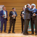 Herrera saluda al director de la Fundación Santa María de la Real, en presencia de los otros tres premiados de Audiotec, Ambuibérica y Aguas de León.-PHOTOGENIC