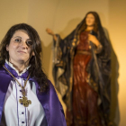 Cristina Alonso ante la Virgen de la Alegría.-M. ÁNGEL SANTOS