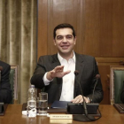 Tsipras (centro) gesticula junto al viceprimer ministro Yiannis Dragasakis (izq) y el ministro de Interior, Panagiotis Skurletis, en el consejo de ministros celebrado en el Parlamento, en Atenas, este domingo.-EFE / YANNIS KOLESIDIS