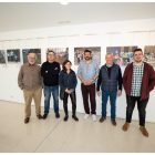Miembros de la Junta directiva, fotógrafos de la APDV y Alberto Bustos en la inauguración de la exposición. / EM