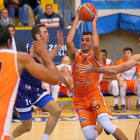 Niksha Federico intenta culminar un ataque en el Araberri-Melilla de la pasada temporada.-E. M.