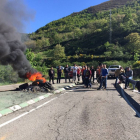 Corte de carretera en Caboalles de Arriba (León) protagonizado por los trabajadores de la mina 'La Escondida'-ICAL