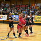 Ana Vergara, autora de un gol, lanza desde la posición de pivote a la portería rival.-VALENTÍN G. DE GARABAY