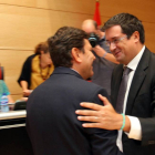 Los portavoces del los Grupos Popular y Socialista, Carlos Fernández Carriedo (I) y Óscar López, se saludan antes de dar comienzo la reunión de la Diputación Permanente de las Cortes de Castilla y León para adoptar acuerdos sobre las comparecencias de los-Ical