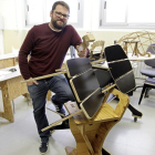 David Galve, junto a los primeros muebles y a los prototipos que ha elaborado el centro Pico Frentes para el catálogo on-line.-LUIS ÁNGEL TEJEDOR