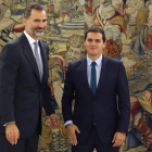 El Rey Felipe VI junto al líder de Ciudadanos, Alebrt Rivera.-EL MUNDO