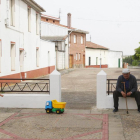 Un pequeño juega junto a una persona mayor en la localidad vallisoletana de Mayorga.-ICAL