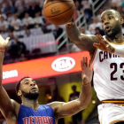 James juega ante Drummond, de los Pistons.-USA TODAY / KEN BLAZE