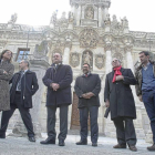 El rector posa acompañado ante la restaurada fachada de la facultad de Derecho-El Mundo