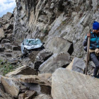 Un hombre anda entre las ruinas en una carretera hacia Dhunche, en la zona del parque nacional de Langtang.-Foto: AP / JOE SIEDER