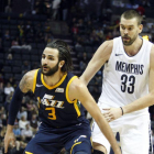 Rubio y Gasol, en pleno duelo.-KAREN PULFER FOCHT (EFE)