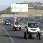 Tres vehículos eléctricos en la carretera de Segovia dirección a Valladolid.-J.M. LOSTAU