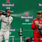 El británico Lewis Hamilton (i) de Mercedes celebra al ganar el Gran Premio de México de Fórmula Uno con el alemán Sebastian Vettel, segundo lugar, de Ferrari este domingo en el Autódromo Hermanos Rodríguez, en Ciudad de México.-EFE / José Méndez