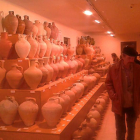 Varias personas aprovecharon el fin de semana para visitar el Museo del Cántaro en Valoria la Buena.-E.M.