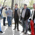 Lino Rodríguez, en el centro de la imagen, antes de entrar a una reunión de la dirección general.-J.M. Lostau