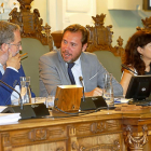 Manuel Saravia y Óscar Puente, durante el pleno celebrado ayer en el Ayuntamiento vallisoletano.-J.M. LOSTAU