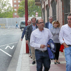 Luis Vélez y miembros de la asociación de vecinos instantes antes de la reunión de ayer.-J.M. Lostau