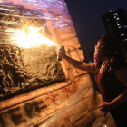 En plena avenida Reforma, un grupo de 30 mujeres con sus rostros tapados, destruyeron mobiliario urbano y monumentos de la ciudad.-EFE