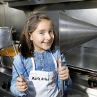 María Arias, la participante vallisoletana de MasterChef Junior, posa en la cocina del restaurante Villa del Prado, que regentan sus padres.-J.M. LOSTAU