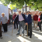 Vecinos de de Revenga de Campos (Palencia) en los cinco minutos de paro por la España vaciada.-ICAL