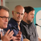 Artur Mas, Raül Romeva y Oriol Junqueras, este lunes, 21 de septiembre, en un acto de Junts pel Sí.-DANNY CAMINAL