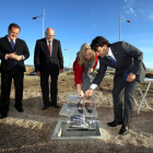 La directora general de Sepes, Lucía Molares, y el alcalde de Tordesillas, José Antonio González Poncela, colocan la primera piedra de las obras de conexión viaria de la A-6 con el sector I del Parque Logístico Industrial de Tordesillas acompañados del de-ICAL