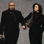 El exsocio de Iñaki Urdangarín, Diego Torres, y su mujer, Ana Maria Tejeiro, llegando a la Audiencia de Palma.-Foto: ENRIQUE CALVO / REUTERS