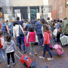 Varios alumnos entran al colegio en el centro de Valladolid.-J.M. LOSTAU
