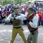 Dos actores de Azar Teatro durante una representación en el Campo Grande.-PABLO REQUEJO