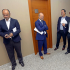 Tudanca a la derecha, con Salvador Cruz, David Castaño y Luis Fuentes, en los pasillos de las Cortes.-ICAL