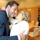 Óscar Puente y Manuela Carmena se saludan tras la firma del convenio en el Ayuntamiento de Madrid.-E. M.