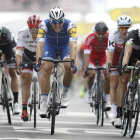 El ciclista alemán del equipo Quick Step Floors Marcel Kittel (c), llega vencedor a la meta durante la séptima etapa del Tour de Francia, en un carrera de 213.5 km entre las localidades de Troyes y Nuits-Saint-Georges (Francia).-EFE