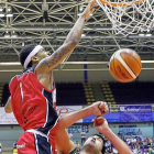 73-60. Minuto 33. Wade-Chatman, tras recorrerse todo el campo acaba machacando ante Chagoyen-J.M. Lostau