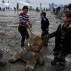 Unos niños juegan en un campo para refugiados en Grecia.-ALEXANDROS AVRAMIDIS