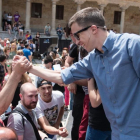 Errejón saluda a un simpatizante del publico en un mitin en Salamana, este domingo.-PODEMOS