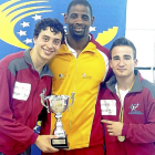 Balmori, con la copa de campeón, junto a Yonier Pérez y Alarcia.-E.M