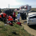 Miembros de los servicios de emergencias que participaron en el auxilio en el accidente en Villamañán.-ICAL
