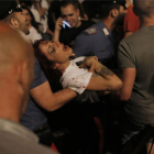 Una chica herida en la estampida de la plaza de San Carlo de Turín.-AFP
