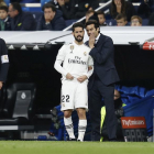 Solari da instrucciones a Isco antes de salir al campo.-ÁNGEL RIVERO