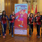 Los cinco atletas del CAValladolid, con Ana Pérez, posan ayer con el cartel en la presentación del Campeonato.-EL MUNDO
