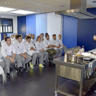 El ‘chef’ David López Pardo elabora el pincho ganador ‘Tierra de Cigales en la escuela de cocina.-El Mundo