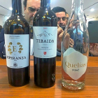 Participantes en el concurso ‘Vino del Museo’ fotografían con sus móviles los tres vinos galardonados.-EL MUNDO