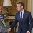 Macron (derecha) saluda al líder de la CGT, Philippe Martinez, en el palacio del Elíseo, en París, el 23 de mayo.-REUTERS