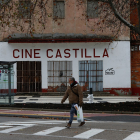 Fachada del antiguo cine Castilla, en el barrio de Girón. J.M. LOSTAU